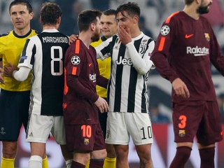 Lionel Messi v rozhovore s Paulom Dybalom, ktorý si zakrýva ústa.
