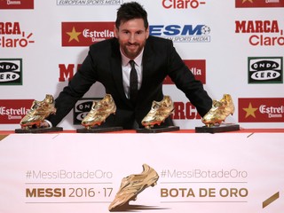 Lionel Messi pózuje so svojimi Zlatými kopačkami.