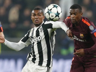 Douglas Costa (vľavo).