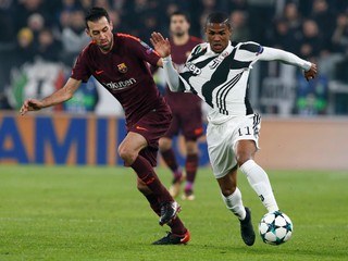 Douglas Costa (vpravo) v drese Juventusu Turín.