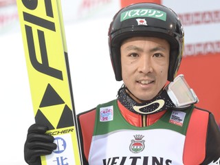 Akito Watabe sa usmieva po víťazstve v skokanskej časti nedeľňajších pretekov.
