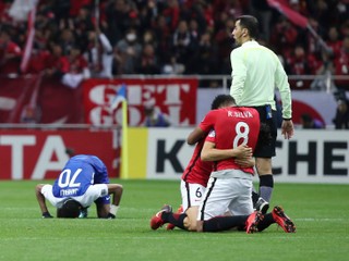 Futbalisti Urawy sa tešia po víťazstve.