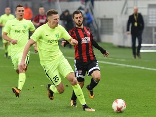 Vakho Čanturišvili (vpravo) márne naháňa hráča Žiliny Filipa Kašu.