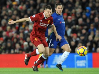 James Milner (vľavo) z FC Liverpool bojuje o loptu s Edenom Hazardom.