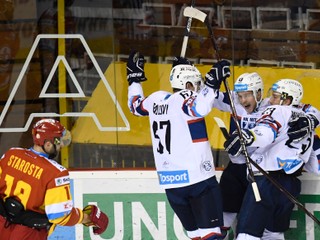 Hokejisti Nitry vyhrali na ľade lídra z Trenčína a v tabuľke sú už druhí