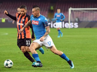 Marek Hamšík (vpravo) bojuje o loptu s Marlosom v zápase Ligy majstrov proti Šachtaru Doneck.