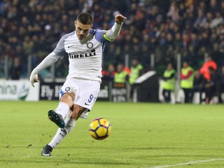 Mauro Icardi strieľa v zápase na ihrisku Cagliari.