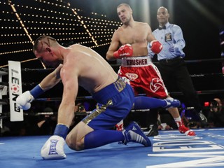 Sergej Kovalev (vpravo) knokautoval svojho súpera už v druhom kole.