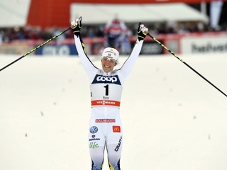 Charlotte Kallová prichádza víťazne do cieľa.