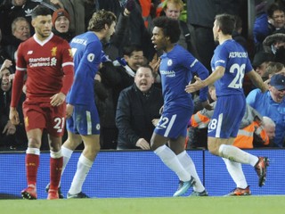 Futbalisti Chelsea oslavujú vyrovnávajúci gól do siete Liverpoolu, ktorého autorom bol Willian (druhý sprava).