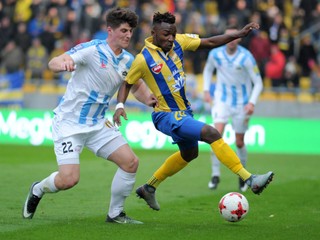 Yves Simon Pambou (vpravo) z Dunajskej Stredy bojuje o loptu s Matúšom Kuníkom.