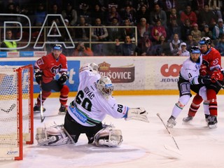 Hokejisti Nových Zámkov dokázali zdolať Banskú Bystricu.