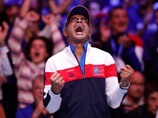 Kpitán francúzskeho tímu Yannick Noah sa raduje z víťazstva v Davisovom pohári.