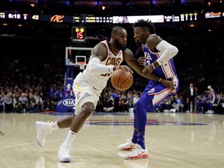 LeBron James (vľavo) počas zápasu proti Philadelphii.