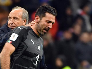 Gianluigi Buffon v slzách po tom, čo Taliansko v baráži vyradili hráči Švédska.