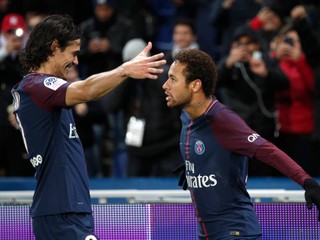 Neymar (vpravo) a Edinson Cavani sa radujú po jednom z gólov.