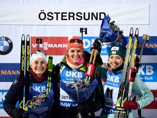 Nemecká biatlonistka Denise Herrmannová (uprostred) sa teší po výhre. Druhá skončila Francúzka Justina Braisazová (vľavo). Tretia skončila Ukrajinka Julija Džimová.