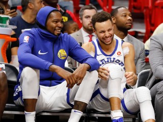 Kevin Durant (vľavo) a Stephen Curry.