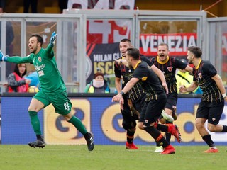 Brankár Beneventa sa raduje so spoluhráčmi zo svojho gólu.