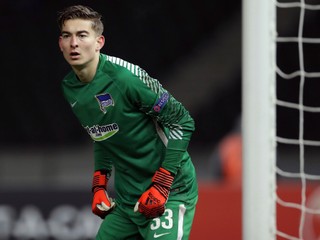 Brankár Herthy Jonathan Klinsmann zneškodnil pokutový kop.