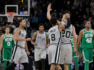 Radosť hráčov San Antonia v zápase proti Bostonu.