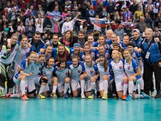 Slovenské florbalistky oslavujú svoje piate miesto na svetovom šampionáte v Bratislave.