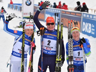 Anastasia Kuzminová (v strede) sa raduje z víťazstva.