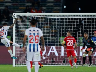 Víctor Guzmán (vľavo) strieľa jediný gól zápasu.