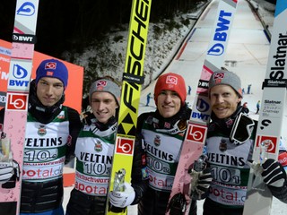 Víťazné družstvo Nórska - zľava Johann Andre Forfang, Anders Fannemel, Daniel Andre Tande a Robert Johansson.