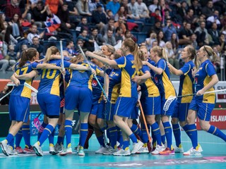 Švédske florbalistky sa radujú po jednom z gólov.