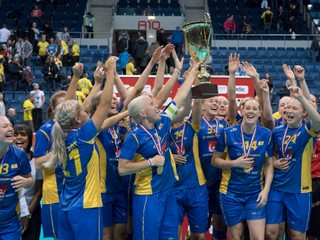 Švédske florbalistky sa radujú zo zisku titulu.