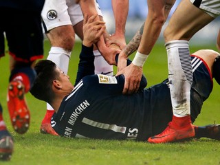 Futbalisti Frankfurtu dvíhajú zo zeme Jamesa Rodrígueza.