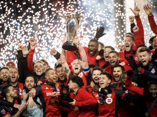 Futbalisti Toronta sa radujú z trofeje.