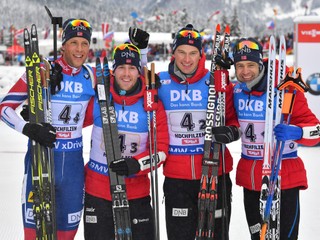Víťazná nórska štafeta v zložení sprava Ole Einar Björndalen, Henrik L'Abee-Lund, Erlend Bjöntegaard a Lars Helge Birkeland.
