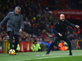 Súboj trénerských osobností - vľavo José Mourinho (United), vpravo Pep Guardiola (City).