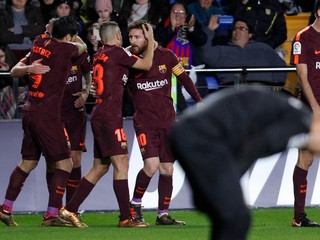 Futbalisti FC Barcelona sa radujú po jednom zo svojich gólov.