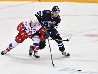 Andrej Šťastný (vpravo) si nezahrá v troch zápasoch za Slovan.
