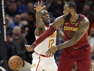LeBron James (vpravo).