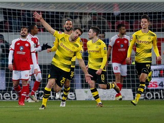 Futbalisti Dortmundu sa radujú po jednom z gólov.