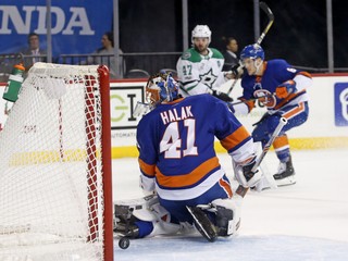 Jaroslav Halák inkasuje jeden zo štyroch gólov.