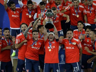 Hráči Independiente sa radujú zo zisku trofeje.