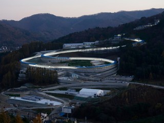 Na snímke pohľad na športové centrum s ľadovým korytom v juhokórejskom Pjongčangu.