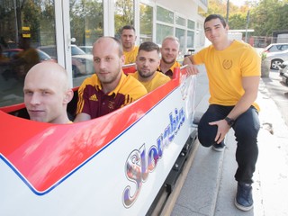 Na snímke bobisti zľava Radek Matoušek, Lukáš Kožienka, podpredseda Slovenského zväzu bobistov Ladislav Noskovič, bobisti Patrik Subally, Jakub Fendek a Jozef Buvala.