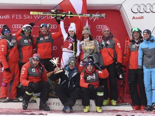 Rakúska lyžiarka Anna Veithová oslavovala svoj triumf s tímom.