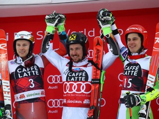 Marcel Hirscher (uprostred) nedal konkurencii šancu. Vľavo druhý Nór Henrik Kristoffersen, vpravo tretí Slovinec Žan Kranjec.