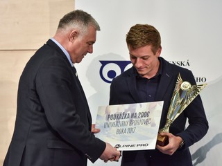 Ján Volko preberá ocenenie pre najlepšieho univerzitného športovca za rok 2017.