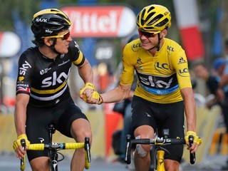 Geraint Thomas (vľavo) verí v nevinu svojho tímového kolegu Chrisa Frooma.