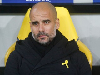 Josep Guardiola má na oblečení počas duelov žltú stužku.