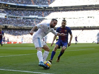 Hráč Realu Madrid Daniel Carvajal (vľavo) kotroluje loptu. V pozadí je Jordi Alba.