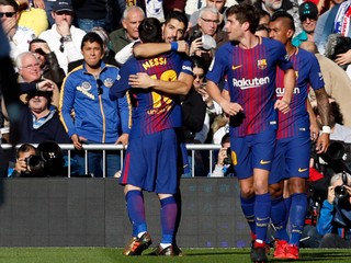 Gólová radosť hráčov Barcelony.